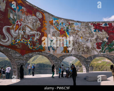 Gruppen von Touristen am Russland - Georgien Freundschaft Denkmal auf dem jvari Pass in Georgien. Stockfoto