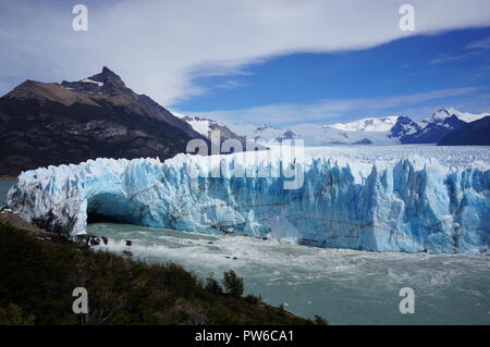 Der Gletscher Perito Moreno - die drittgrößte Eisfeld in der Welt, ein Gletscher im Nationalpark Los Glaciares in Patagonien, Argentinien. Stockfoto