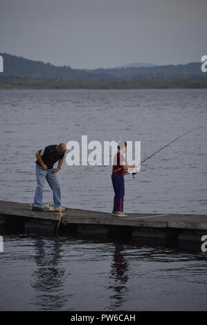 Caroni Fluss, Venezuela. Oktober 12, 2018. Sonnenuntergang an den Ufern des imposanten South American River, eine Gruppe von Menschen, die Fisch am Ufer des Flusses Caroni in der Dämmerung dieses klaren Tag. Credits: Jorgeprz/Alamy Leben Nachrichten. Stockfoto