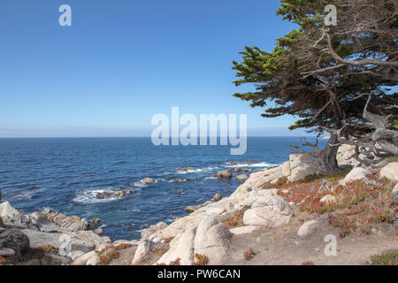 Blue Ocean und blauer Himmel von einem schönen Punkt an der kalifornischen Küste. Stockfoto