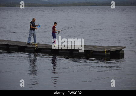 Caroni Fluss, Venezuela. Oktober 12, 2018. Sonnenuntergang an den Ufern des imposanten South American River, eine Gruppe von Menschen, die Fisch am Ufer des Flusses Caroni in der Dämmerung dieses klaren Tag. Credits: Jorgeprz/Alamy Leben Nachrichten. Stockfoto