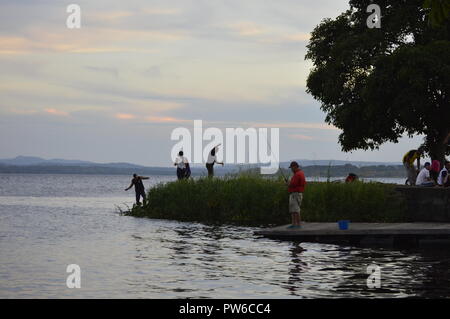 Caroni Fluss, Venezuela. Oktober 12, 2018. Sonnenuntergang an den Ufern des imposanten South American River, eine Gruppe von Menschen, die Fisch am Ufer des Flusses Caroni in der Dämmerung dieses klaren Tag. Credits: Jorgeprz/Alamy Leben Nachrichten. Stockfoto