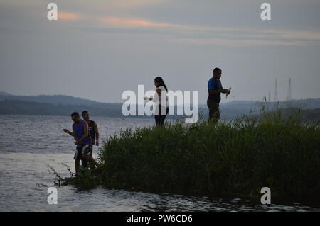 Caroni Fluss, Venezuela. Oktober 12, 2018. Sonnenuntergang an den Ufern des imposanten South American River, eine Gruppe von Menschen, die Fisch am Ufer des Flusses Caroni in der Dämmerung dieses klaren Tag. Credits: Jorgeprz/Alamy Leben Nachrichten. Stockfoto