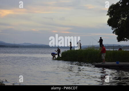 Caroni Fluss, Venezuela. Oktober 12, 2018. Sonnenuntergang an den Ufern des imposanten South American River, eine Gruppe von Menschen, die Fisch am Ufer des Flusses Caroni in der Dämmerung dieses klaren Tag. Credits: Jorgeprz/Alamy Leben Nachrichten. Stockfoto