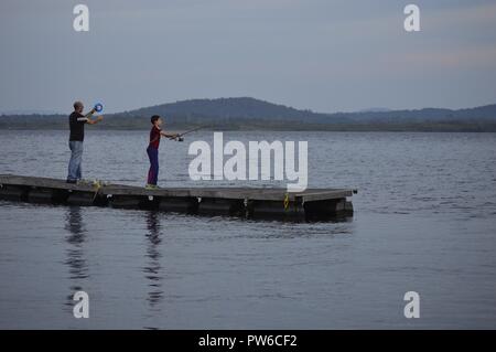 Caroni Fluss, Venezuela. Oktober 12, 2018. Sonnenuntergang an den Ufern des imposanten South American River, eine Gruppe von Menschen, die Fisch am Ufer des Flusses Caroni in der Dämmerung dieses klaren Tag. Credits: Jorgeprz/Alamy Leben Nachrichten. Stockfoto