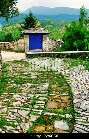 Stein Gehweg im traditionellen Dorf Vitsa. Zentralen Zagori, Zagoria Gebiet, Region Epirus, Nord-westlichen Griechenland. Stockfoto