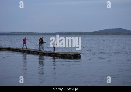 Caroni Fluss, Venezuela. Oktober 12, 2018. Sonnenuntergang an den Ufern des imposanten South American River, eine Gruppe von Menschen, die Fisch am Ufer des Flusses Caroni in der Dämmerung dieses klaren Tag. Credits: Jorgeprz/Alamy Leben Nachrichten. Stockfoto