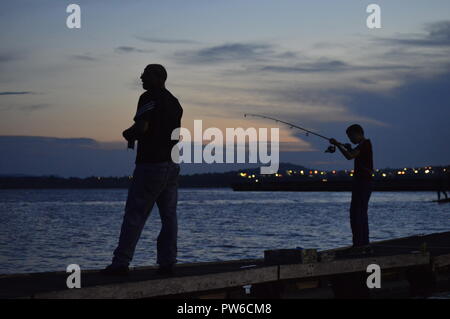 Caroni Fluss, Venezuela. Oktober 12, 2018. Sonnenuntergang an den Ufern des imposanten South American River, eine jugendlich Fisch am Ufer des Flusses Caroni. Stockfoto