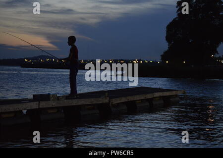 Caroni Fluss, Venezuela. Oktober 12, 2018. Sonnenuntergang an den Ufern des imposanten South American River, eine jugendlich Fisch am Ufer des Flusses Caroni. Stockfoto