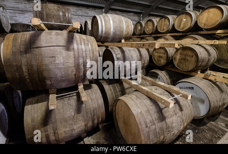 Scotch Whisky Fässern in Lager bei Edradour Distillery in Pitlochry, Schottland, Vereinigtes Königreich Stockfoto