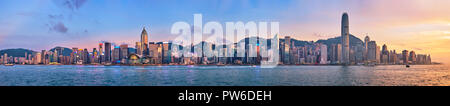 Junk-Boot in Hong Kong Victoria Harbour. Stockfoto