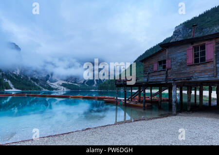 Bewölkt morgen am Pragser See/Pragser Wildsee. Prags/Prags, Dolomiten, Südtirol, Italien, Europa. Stockfoto