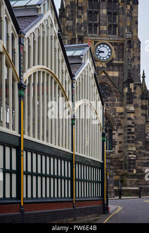 Markthalle in Stockport mit St Mary's church im Hintergrund Stockfoto