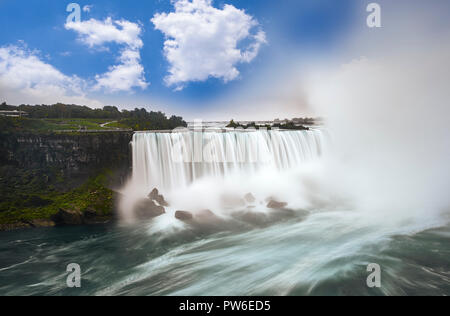 Niagara Falls aus Kanada. Lange Belichtung Stockfoto