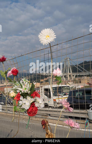 Behelfsmäßige Gedenkstätten in der Nähe der Morandi Brücke in Genua Stockfoto