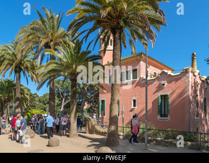 Touristen außerhalb des Casa Museu Gaudi (Gaudi House Museum), Park Güell (Parc Güell), Gracia, Barcelona, Spanien Stockfoto