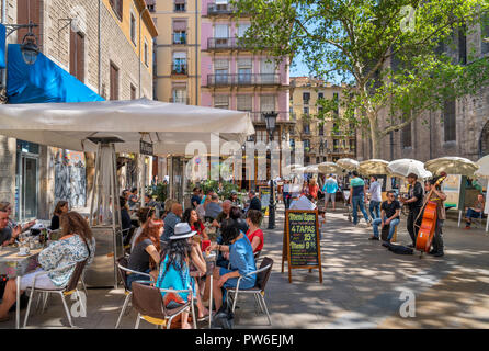 Cafe an der Plaça de Sant Josep Oriol, Barri Gotic (Gotisches Viertel), Barcelona, Katalonien, Spanien. Stockfoto