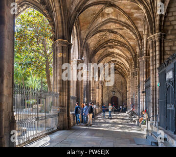 Die Kathedrale von Barcelona. Kreuzgang in der Kathedrale des Hl. Kreuz und St. Eulalia, Barri Gotic, Barcelona, Spanien Stockfoto