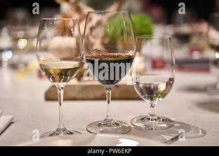 Gedeckter Tisch zum Essen Stockfoto