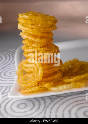 Indische HERZHAFTES AUS GEBRATENEN GRAMM BODEN NAMENS FAFDA GANTHIA MIT SAFRAN JALEBI, grüne Chilis und Papaya Stockfoto