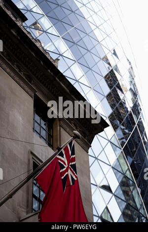 London, UK, September 02, 2018: Marine meer Red Ensign Flag am Baltic Exchange Gebäude Stockfoto