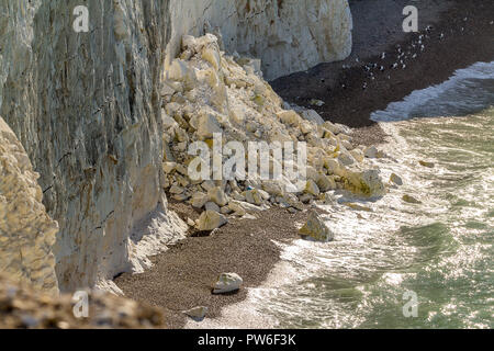 Seaford head UK cliff Erosion bröckelnden Kreidefelsen nehmen ein Zerschlagen von der Elemente Sea Wind und Regen. Verwitterte Oberflächen zeigen Feuerstein Felsen innerhalb Stockfoto