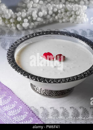 KHEER, einer traditionellen indischen NACHTISCH AUS REIS UND MILCH Stockfoto