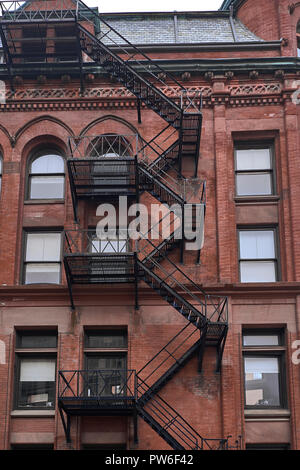 Treppen in einem Backsteingebäude Stockfoto