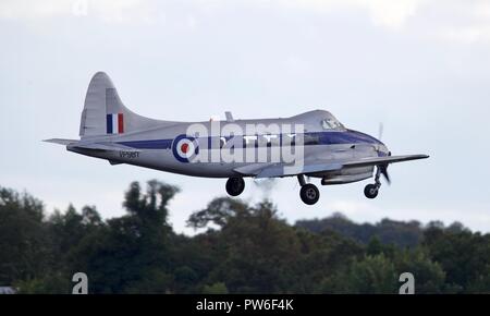 De Havilland DH 104 Devon (VP981) fliegen am IWM Duxford Airshow 2018 Schlacht von Großbritannien Stockfoto