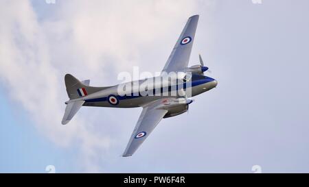 De Havilland DH 104 Devon (VP981) fliegen am IWM Duxford Airshow 2018 Schlacht von Großbritannien Stockfoto