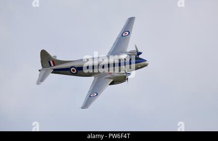 De Havilland DH 104 Devon (VP981) fliegen am IWM Duxford Airshow 2018 Schlacht von Großbritannien Stockfoto