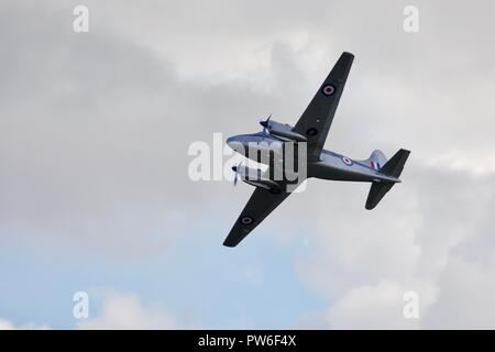 De Havilland DH 104 Devon (VP981) fliegen am IWM Duxford Airshow 2018 Schlacht von Großbritannien Stockfoto