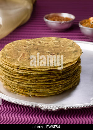 Indisches BROT AUS WEIZEN UND BOCKSHORNKLEE/METHI THEPLA MIT MANGO PICKLE Stockfoto