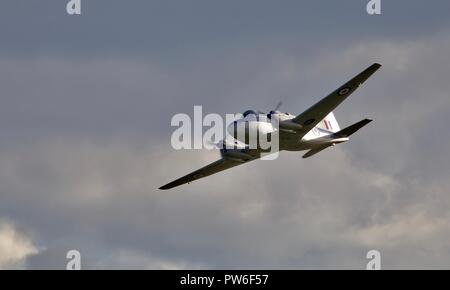 De Havilland DH 104 Devon (VP981) fliegen am IWM Duxford Airshow 2018 Schlacht von Großbritannien Stockfoto