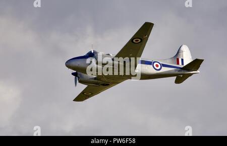 De Havilland DH 104 Devon (VP981) fliegen am IWM Duxford Airshow 2018 Schlacht von Großbritannien Stockfoto