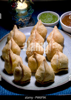 SAMOSA, PUNJABI SAMOSA, einem GEBRATENEN HERZHAFTES aus Weizenmehl, gefüllt mit Kartoffeln, Erbsen und Masala. Mit Date Chutney und Koriander CHUTNEY serviert. Stockfoto