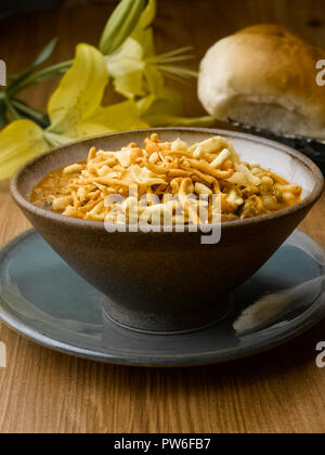 Versagung PAV, ein MAHARASHTIAN HERZHAFTEN und pikanten Snack mit Impulsen und garniert mit gebratenen CHIVDA und gegessen mit PAV. Es ist eine beliebte Street Food Stockfoto