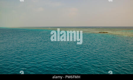 Angarosh, Sudan - April 2018. Blaue Meer in der Nähe des Riffs. Stockfoto