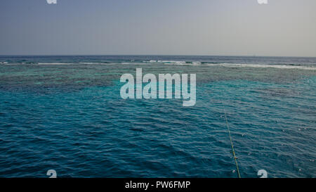 Angarosh, Sudan - April 2018. Blaue Meer in der Nähe des Riffs. Stockfoto