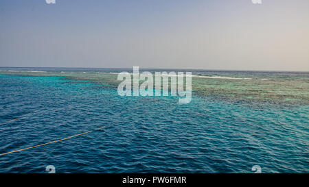 Angarosh, Sudan - April 2018. Blaue Meer in der Nähe des Riffs. Stockfoto