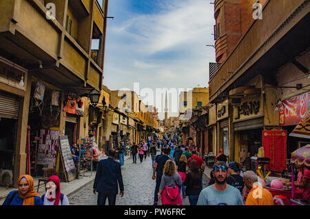 Kairo, Ägypten - April 2018. Typische gedrängten Straße in Kairo Suk. Stockfoto