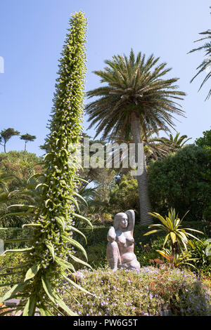 Gaia, die Mutter Erde, von David Wynne, Tresco Abbey Garten, Tresco, Isles of Scilly, Großbritannien Stockfoto
