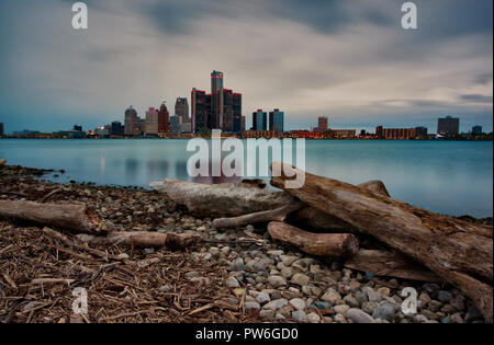 Eine frühe Herbst Landschaft Foto des Windsor Detroit, Michigan Riverfronts, wie von der Bank von den Detroit River in Windsor, Ontario gesehen Stockfoto