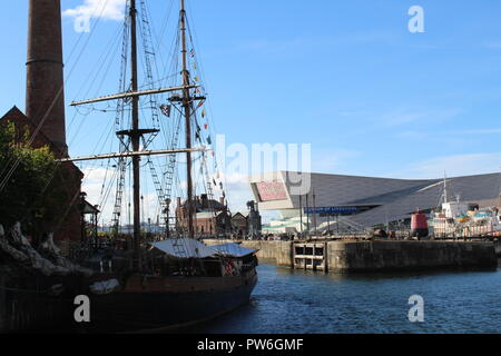 Tall Ship an der Liverpool Albert Dock in der Nähe des Museum von Liverpool Stockfoto