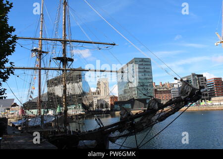 Tall Ship an der Liverpool Albert Dock in der Nähe des Museum von Liverpool Stockfoto