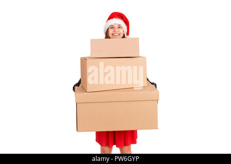 Porträt eines lächelnden hübsches Mädchen Halten von großen Karton Geschenkboxen stack. auf weißem Hintergrund. Feiertage Konzept. Stockfoto