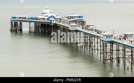 Ein Bild von den längsten Pier in Wales, bei 700 Meter lange Pier von Llandudno, das 1887 eröffnet wurde. Es ist etwas für die ganze Familie eine Kirmes Stockfoto