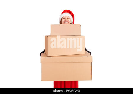 Porträt eines lächelnden hübsches Mädchen Halten von großen Karton Geschenkboxen stack. auf weißem Hintergrund. Feiertage Konzept. Stockfoto