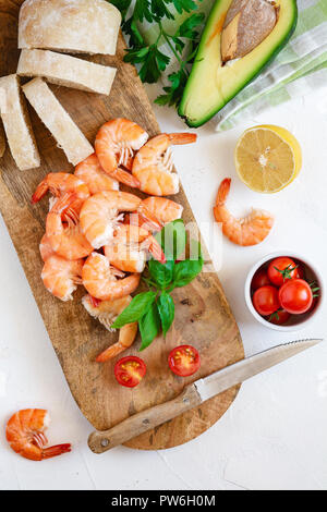 Die Zutaten für die Zubereitung von Bruschetta mit Garnelen und Avocado Stockfoto