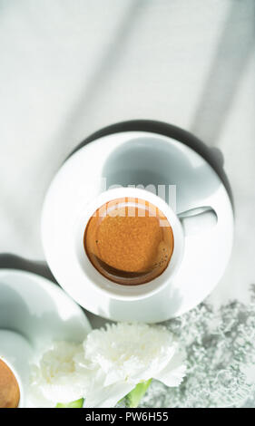 Tasse Espresso und weiße Blume Stockfoto